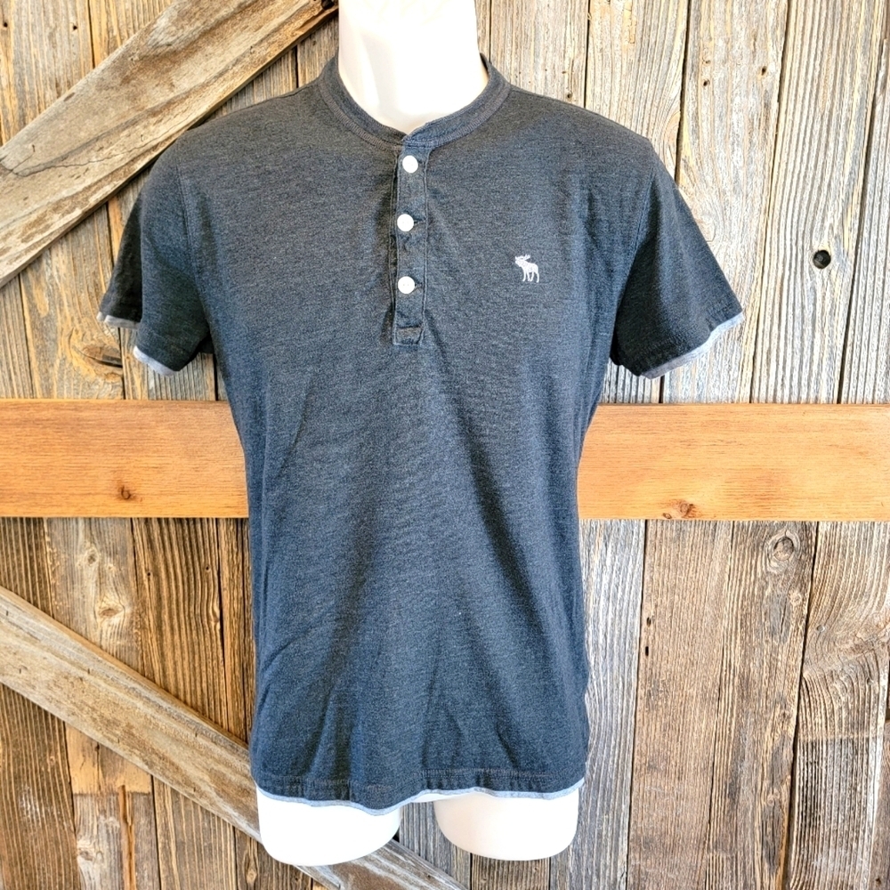 Abercrombie & Fitch moose  Men’s S small grey Short Sleeve 1/4 Button Shirt